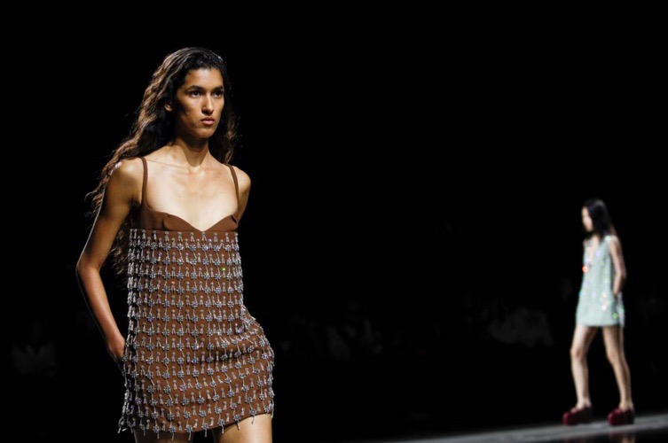 Pour ses débuts chez Gucci, le nouveau créateur De Sarno met en avant un glamour minimaliste.