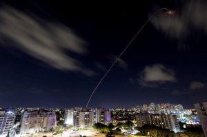 Les frappes aériennes israéliennes frappent à nouveau Gaza après la libération de deux otages américains par le Hamas