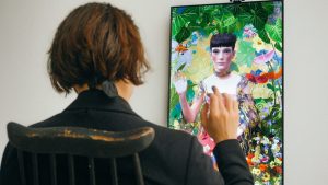 Le portrait interactif de l'I.A. a été présenté pour la première fois à la foire Focus à la Saatchi Gallery, du 4 au 7 octobre 2023. Avec l'aimable autorisation de Jesper Eriksson.